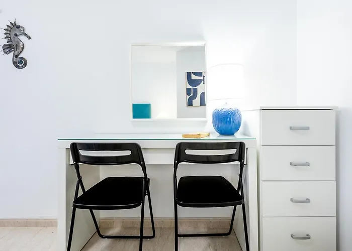 K1. Cozy Flores With Pool