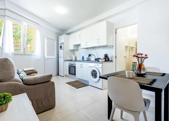 K1. Cozy Flores With Pool