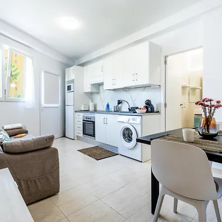 K1. Cozy Flores With Pool