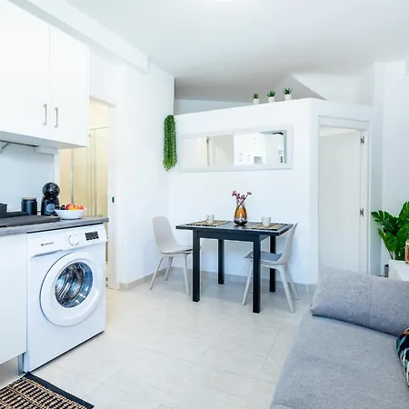 K1. Cozy Flores With Pool Daire